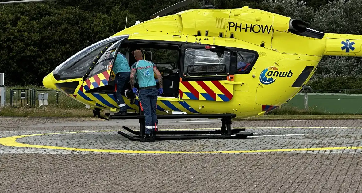 Ambulancehelikopter vervoerd persoon vanaf waddeneiland naar het vaste landt - Foto 4