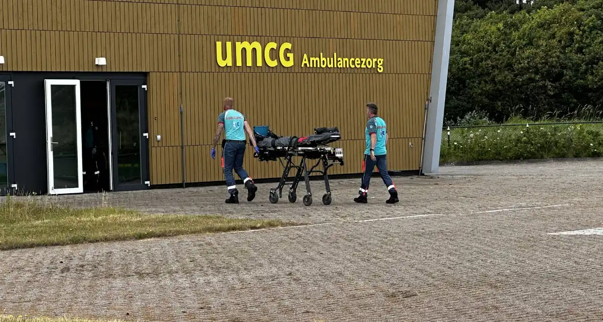 Ambulancehelikopter vervoerd persoon vanaf waddeneiland naar het vaste landt - Foto 5