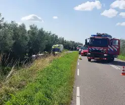 Auto raakt van de weg en belandt op zijkant