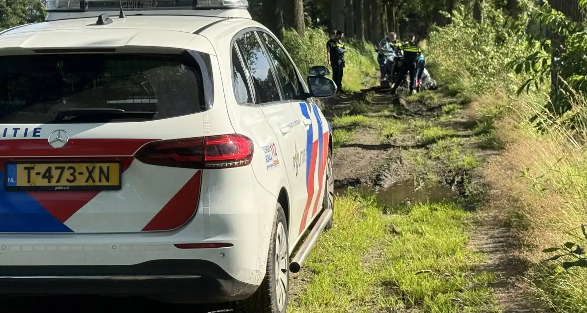 Crossmotorrijder gaat over de kop en raakt gewond