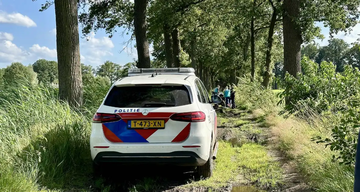 Crossmotorrijder gaat over de kop en raakt gewond - Foto 1