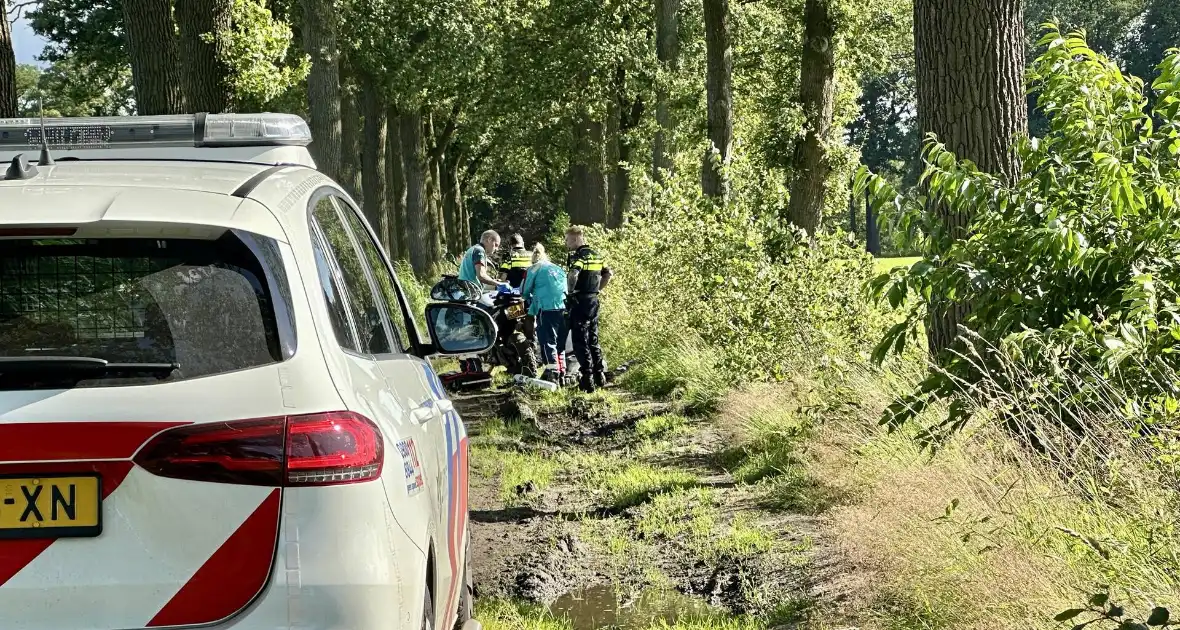 Crossmotorrijder gaat over de kop en raakt gewond - Foto 2