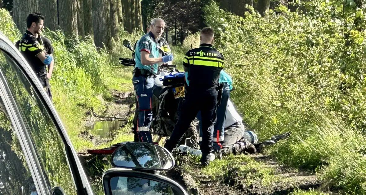 Crossmotorrijder gaat over de kop en raakt gewond - Foto 3