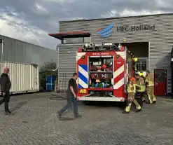 Veel rook in bedrijfshal door brand in zeecontainer