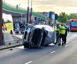 Auto belandt op zijkant, vrouw gewond