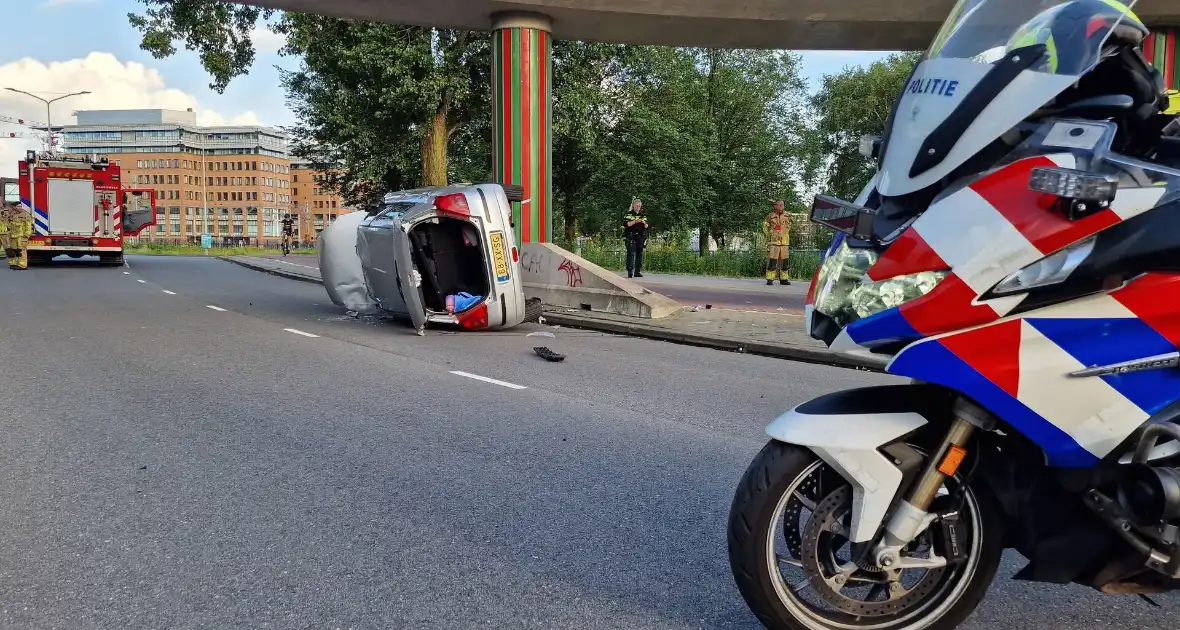 Auto belandt op zijkant, vrouw gewond - Foto 8