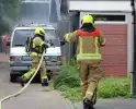 Bestelbus brandt uit naast woning