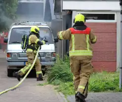 Bestelbus brandt uit naast woning