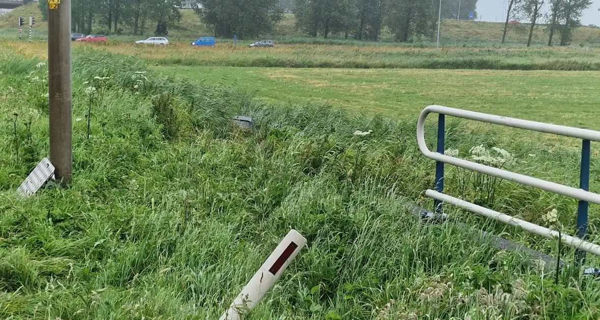 Automobilist ontkomt aan erge afloop bij ongeval - Foto 2