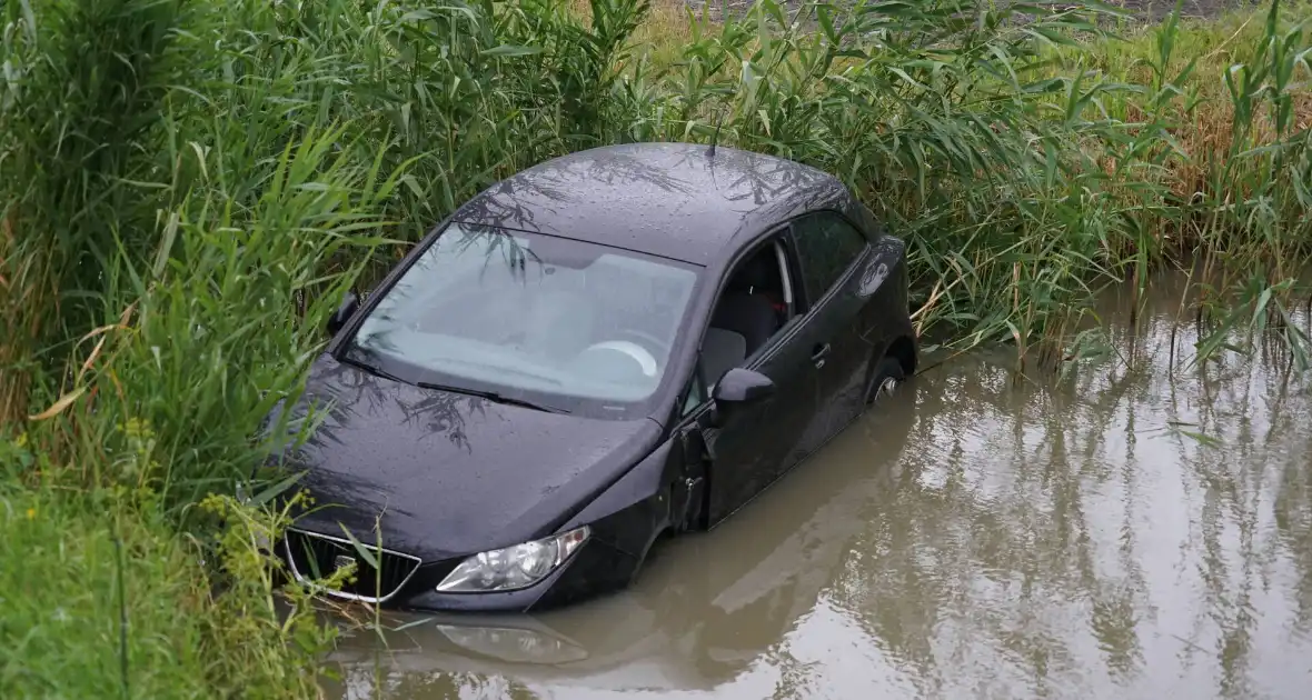 Automobilist verliest macht over het stuur en belandt in de sloot - Foto 3