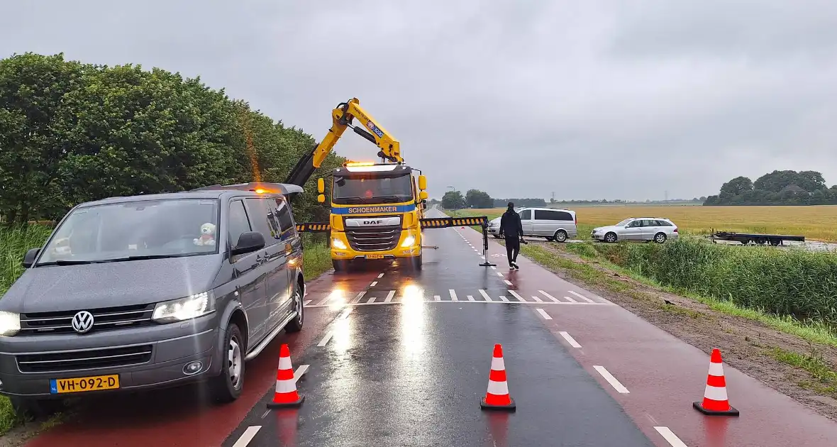 Automobilist verliest macht over het stuur en belandt in de sloot - Foto 4