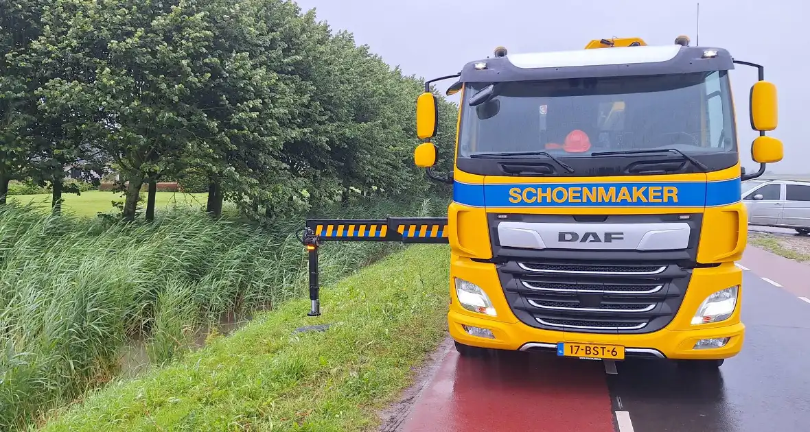 Automobilist verliest macht over het stuur en belandt in de sloot - Foto 6