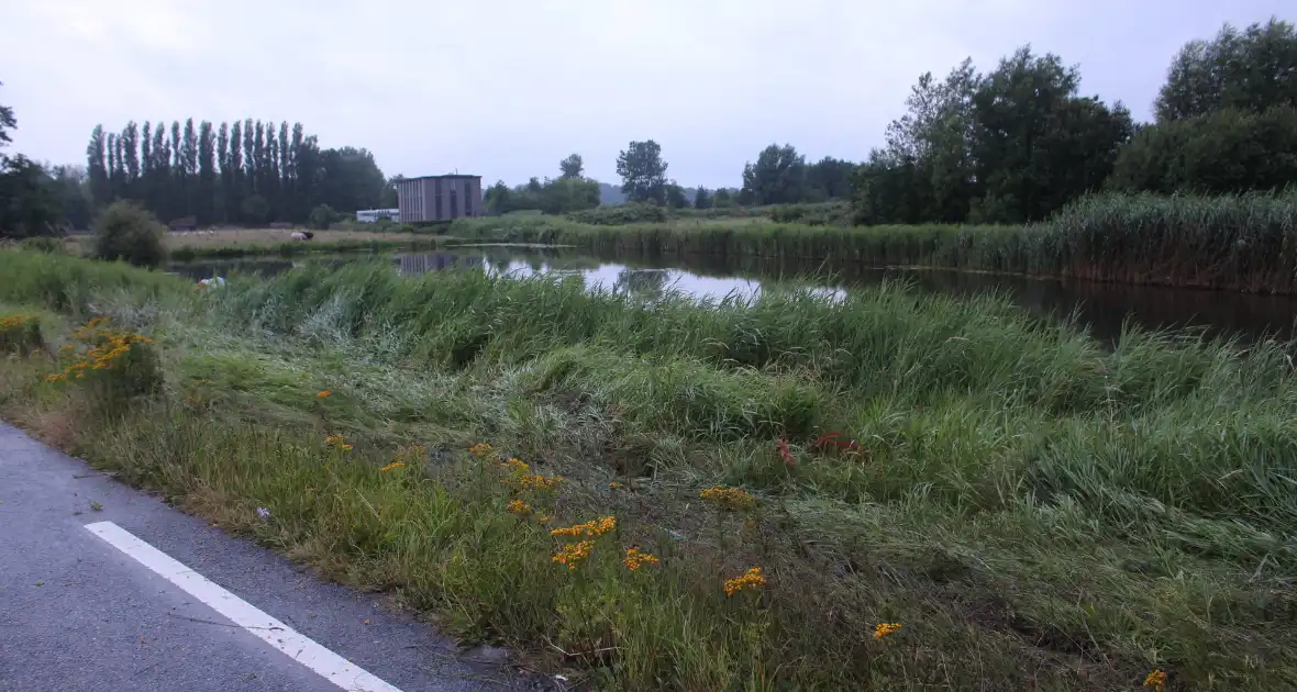 Personenauto belandt in water - Foto 1