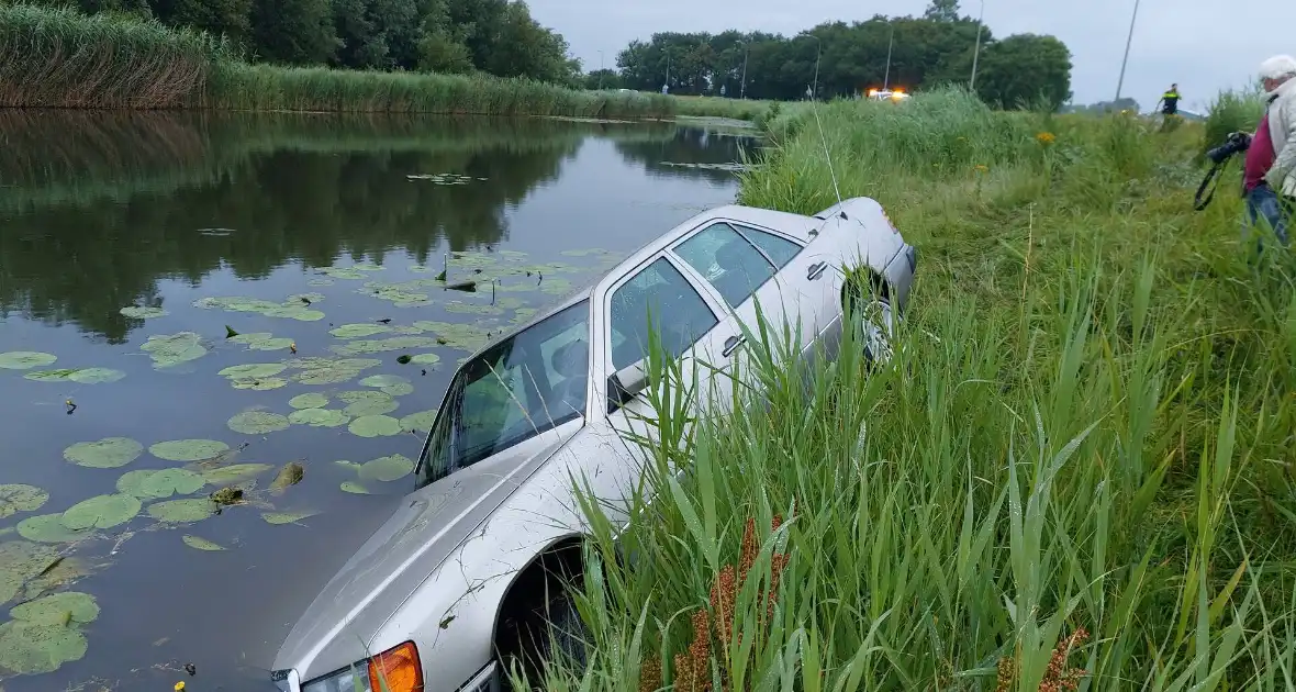 Personenauto belandt in water - Foto 10