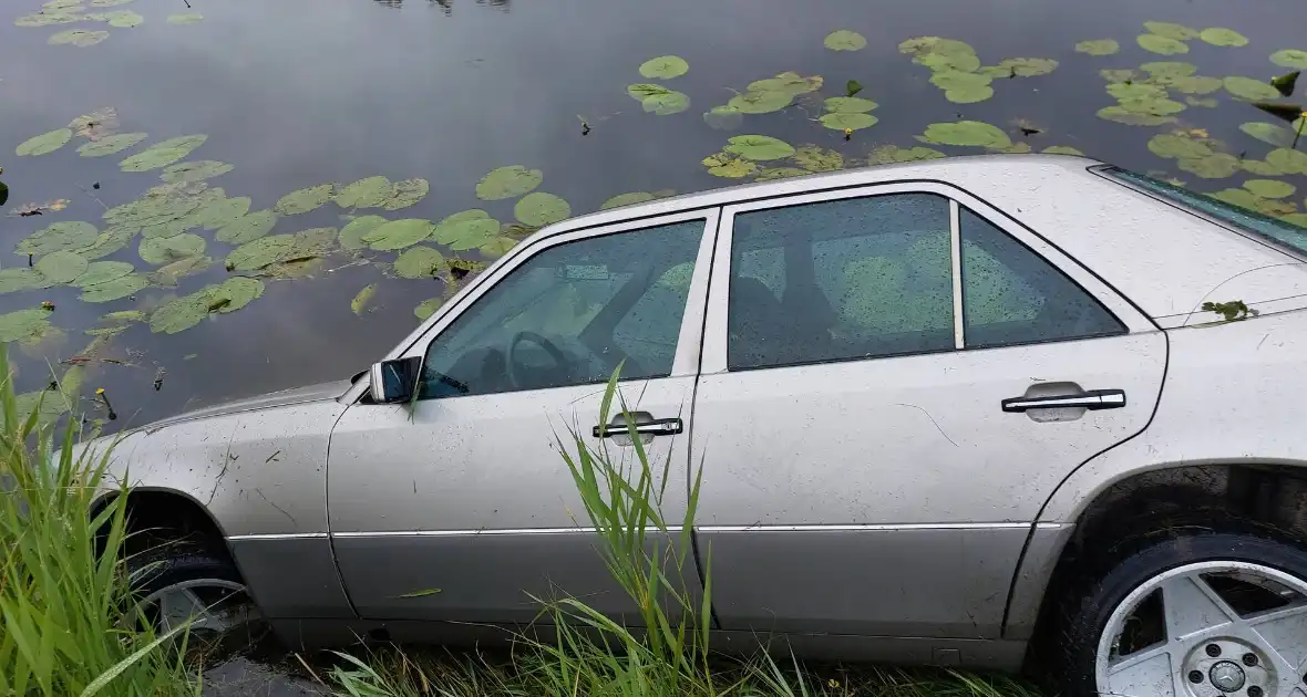 Personenauto belandt in water - Foto 11