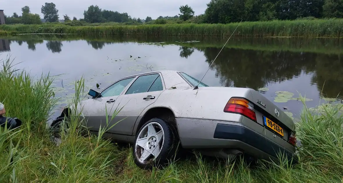 Personenauto belandt in water - Foto 12