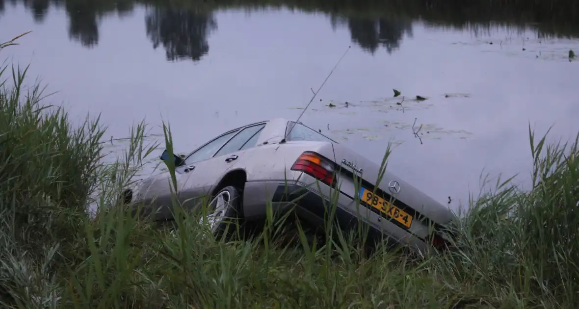 Personenauto belandt in water - Foto 2