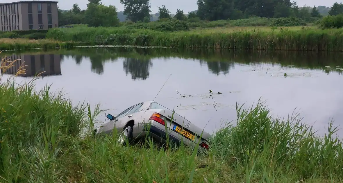 Personenauto belandt in water - Foto 3