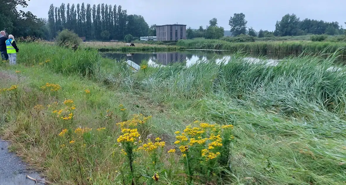 Personenauto belandt in water - Foto 4