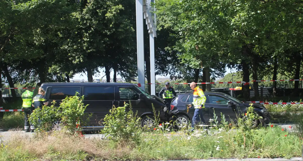 Voertuigen fors beschadigd na botsing