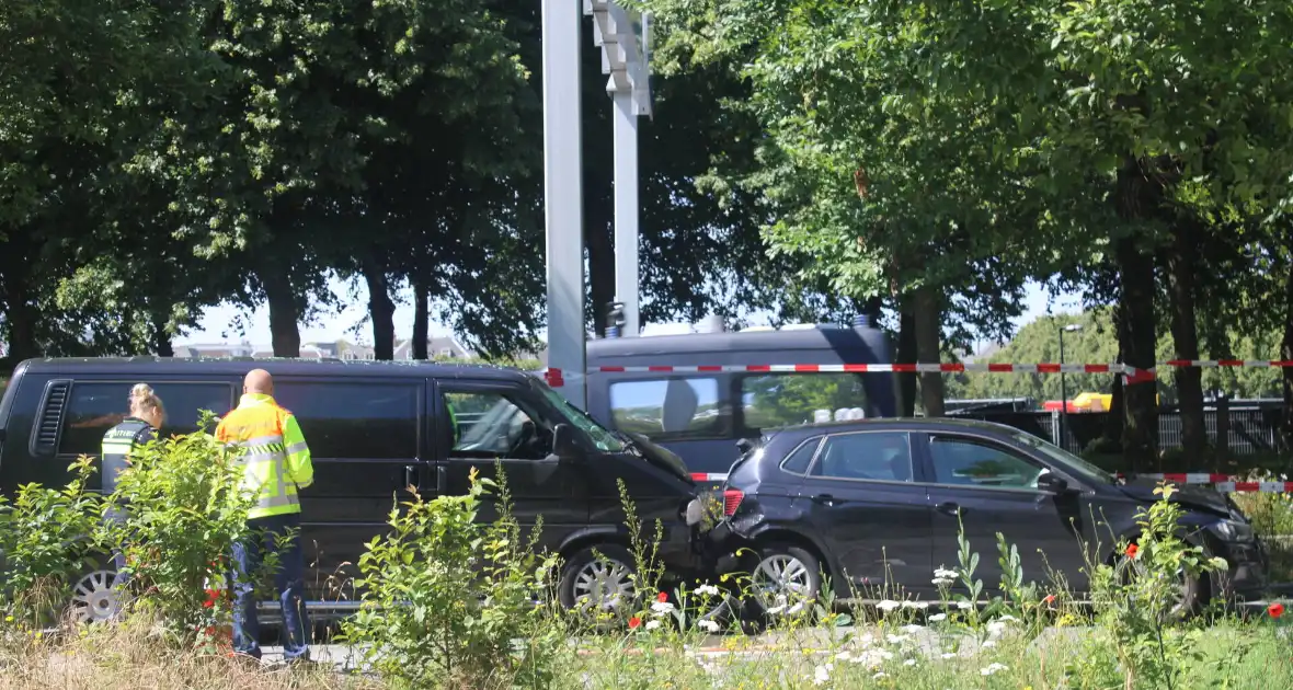 Voertuigen fors beschadigd na botsing - Foto 1