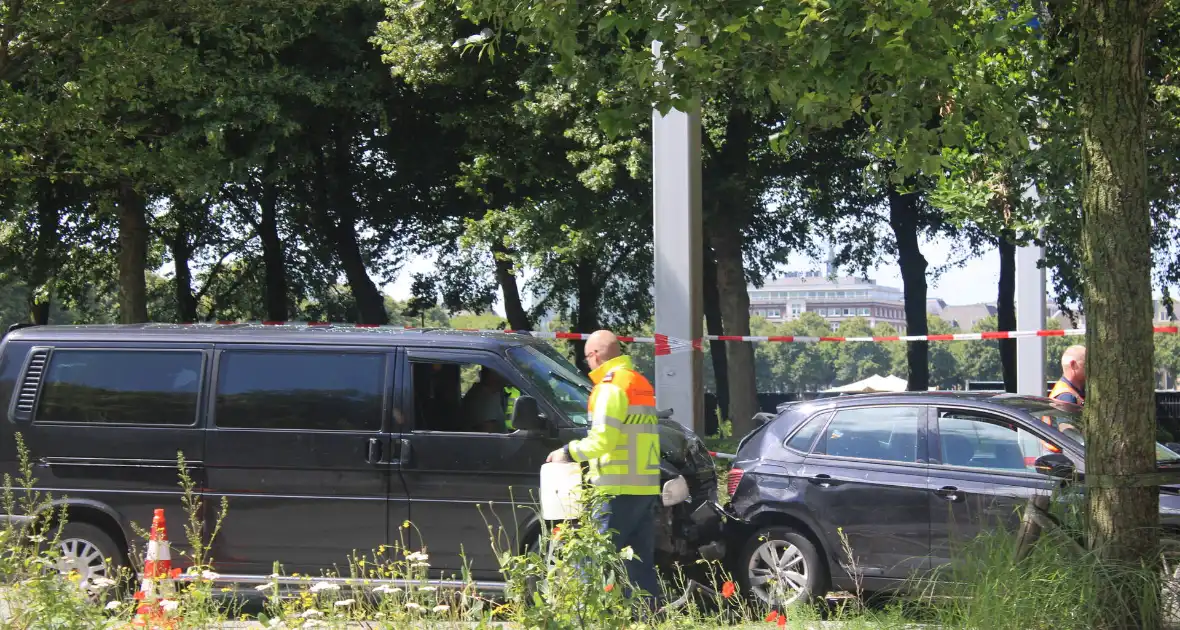 Voertuigen fors beschadigd na botsing - Foto 3