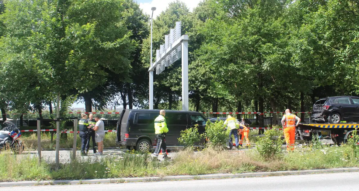 Voertuigen fors beschadigd na botsing - Foto 5