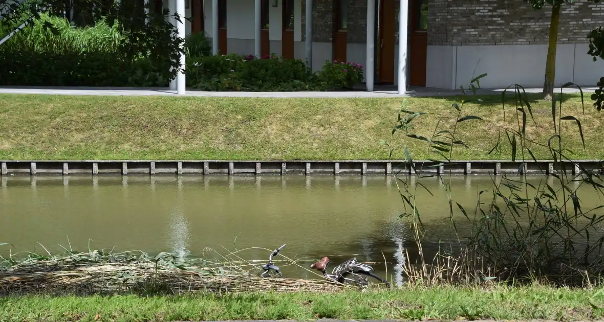 Brandweer doorzoekt water na aangetroffen fiets - Foto 10