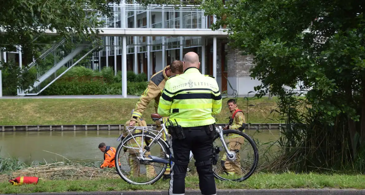 Brandweer doorzoekt water na aangetroffen fiets - Foto 4