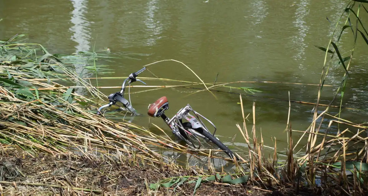 Brandweer doorzoekt water na aangetroffen fiets - Foto 9