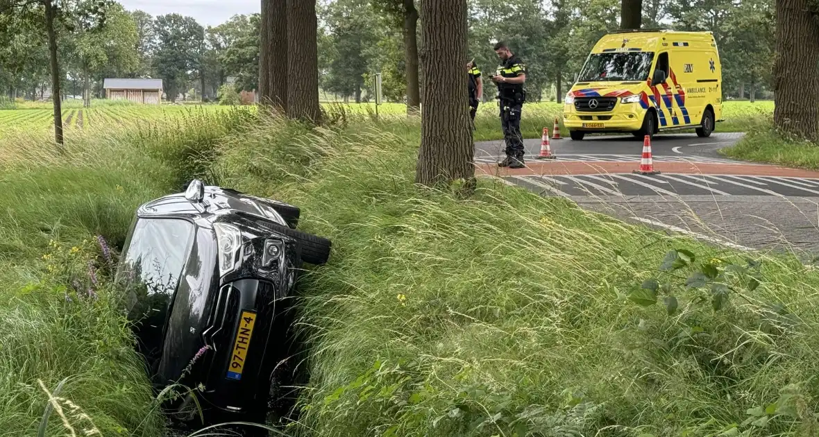 Auto belandt in sloot, bestuurder ongedeerd