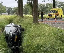 Auto belandt in sloot, bestuurder ongedeerd