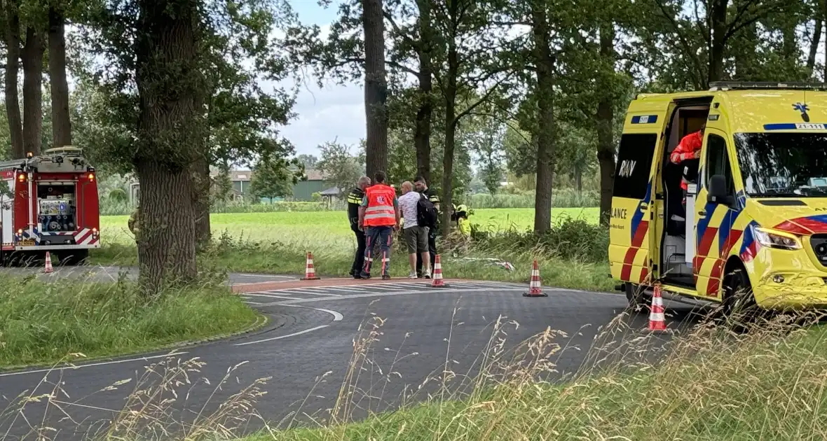 Auto belandt in sloot, bestuurder ongedeerd - Foto 1