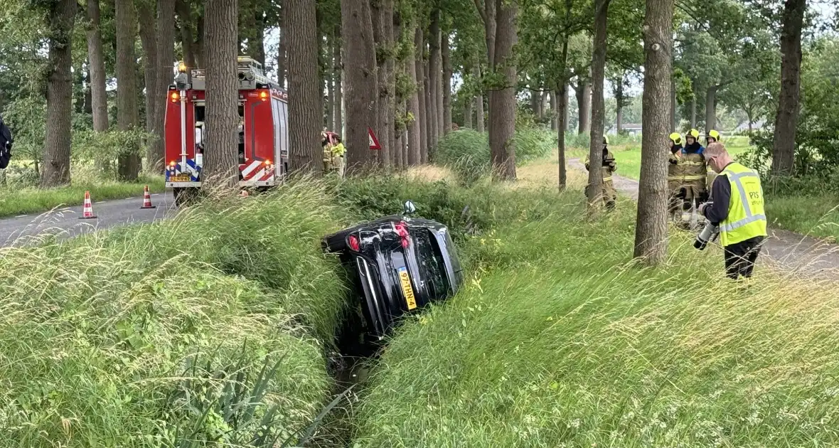 Auto belandt in sloot, bestuurder ongedeerd - Foto 3