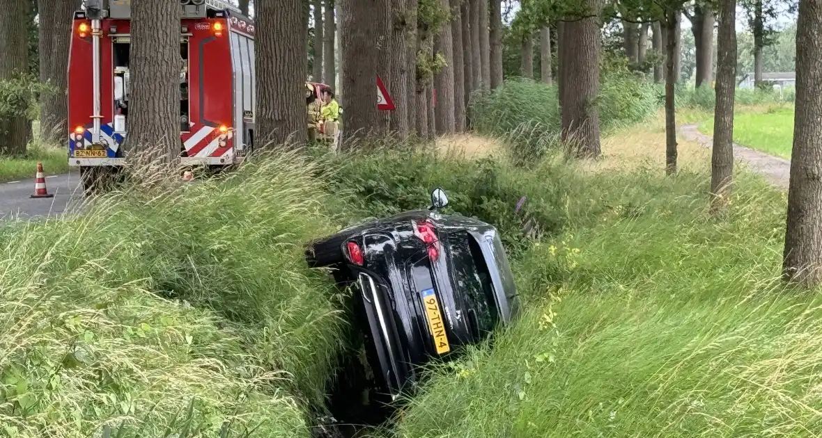 Auto belandt in sloot, bestuurder ongedeerd - Foto 4