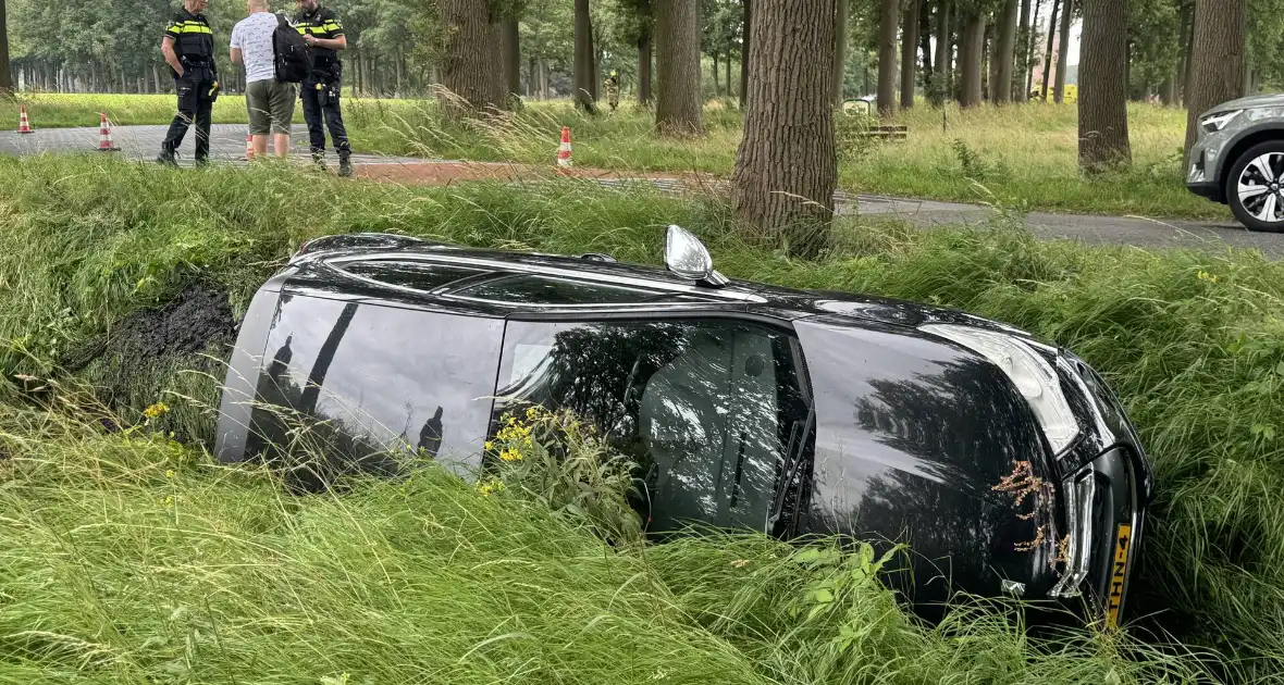 Auto belandt in sloot, bestuurder ongedeerd - Foto 5