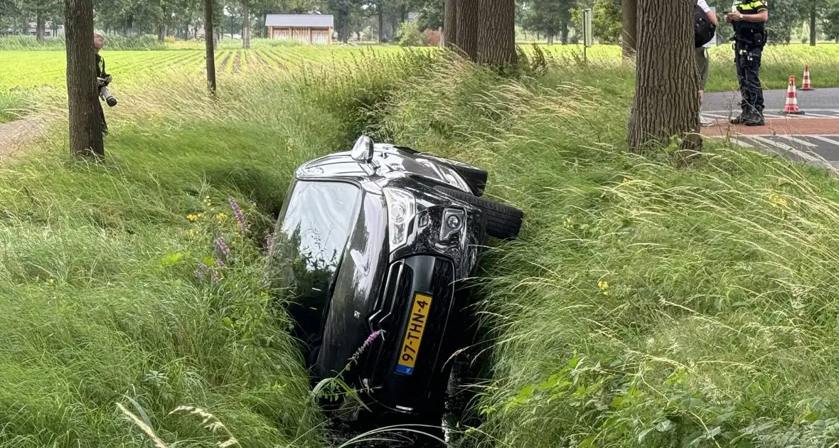 Auto belandt in sloot, bestuurder ongedeerd - Foto 6