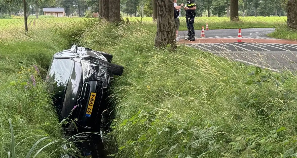 Auto belandt in sloot, bestuurder ongedeerd - Foto 7