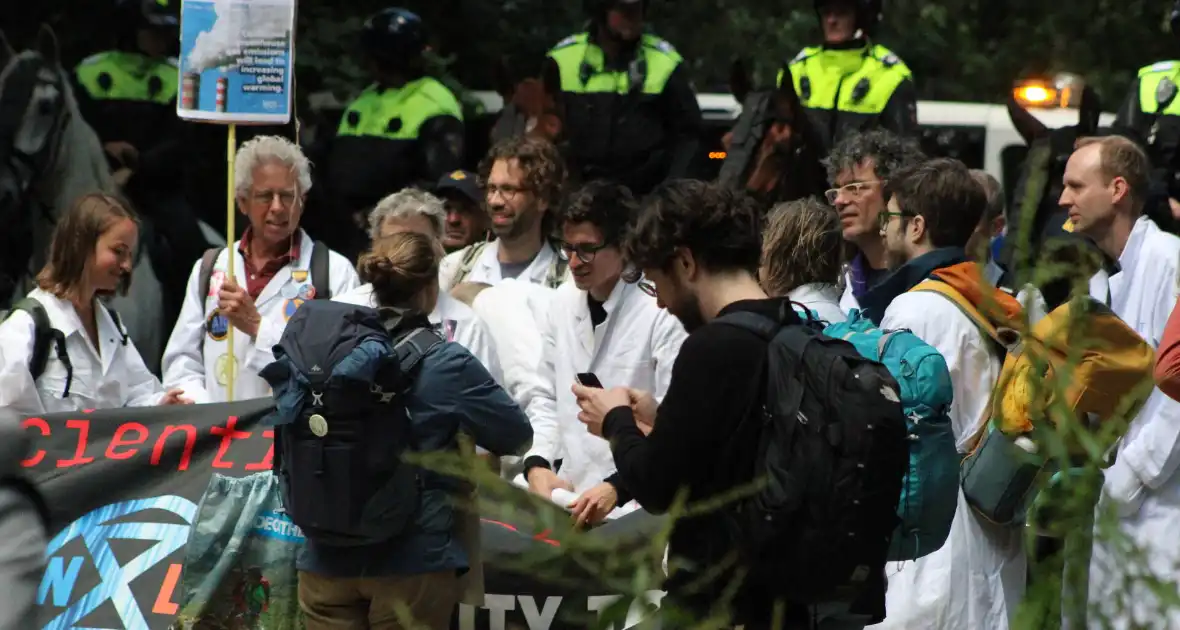 XR-demonstranten pogen opnieuw snelweg te blokkeren - Foto 3