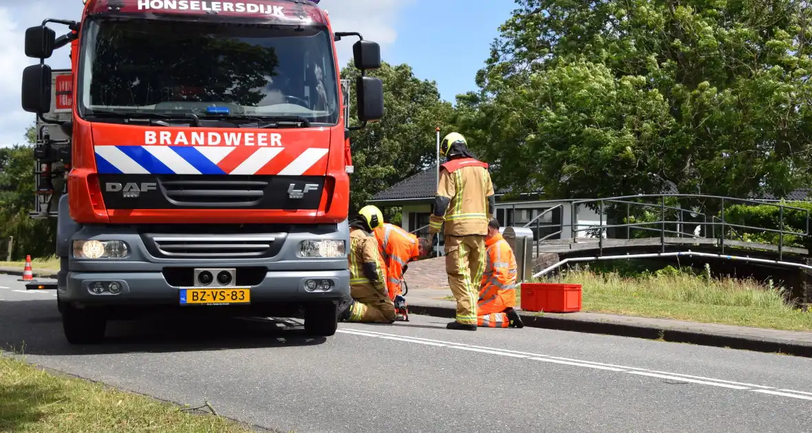 Grote boom belandt op weg tijdens storm - Foto 2