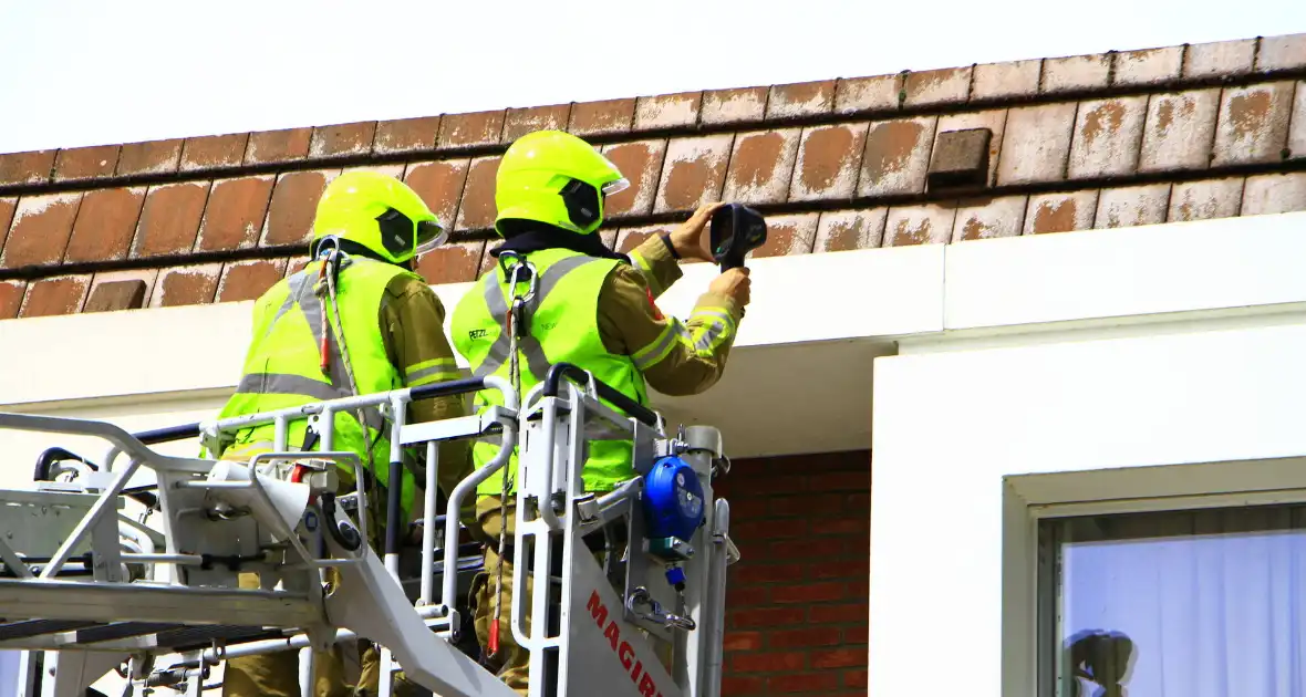 Brandweer blust brand in spouwmuur - Foto 1