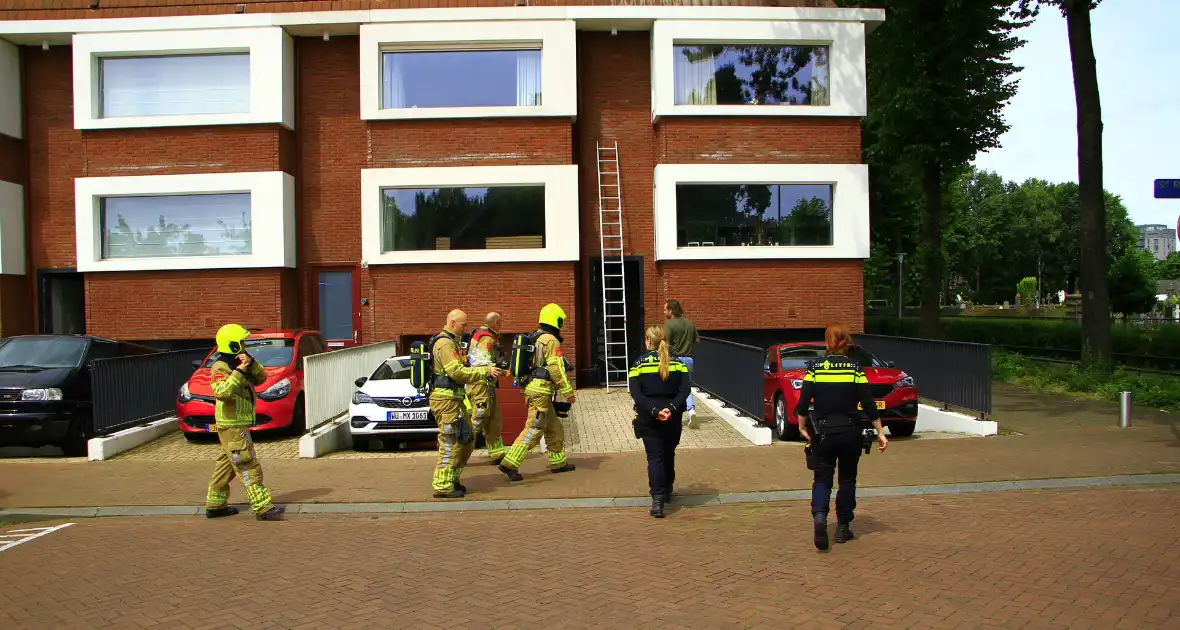 Brandweer blust brand in spouwmuur - Foto 11