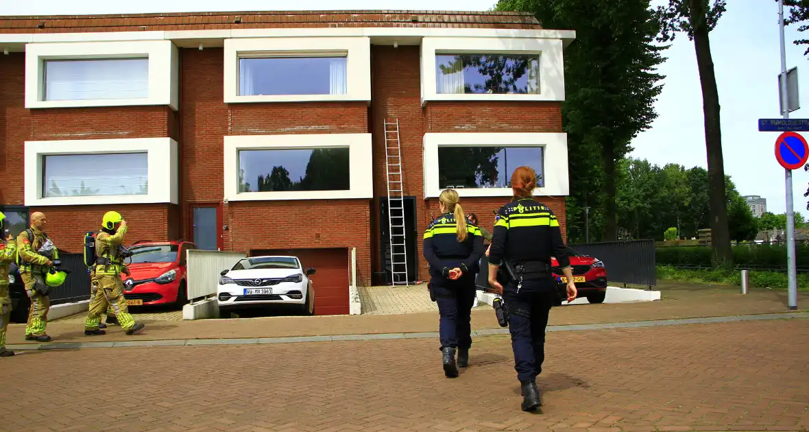 Brandweer blust brand in spouwmuur - Foto 13