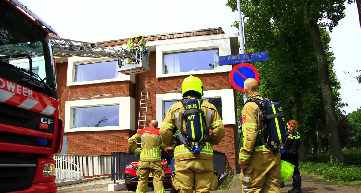 Brandweer blust brand in spouwmuur - Foto 3