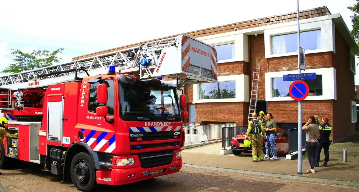 Brandweer blust brand in spouwmuur - Foto 7