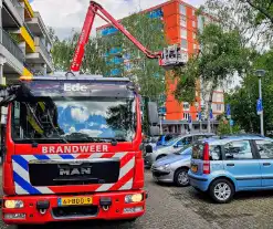 Brandweer zaagt gevaarlijk loshangende tak uit boom