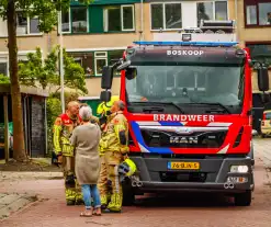 Brandweer verwijdert losgewaaide tak van dak