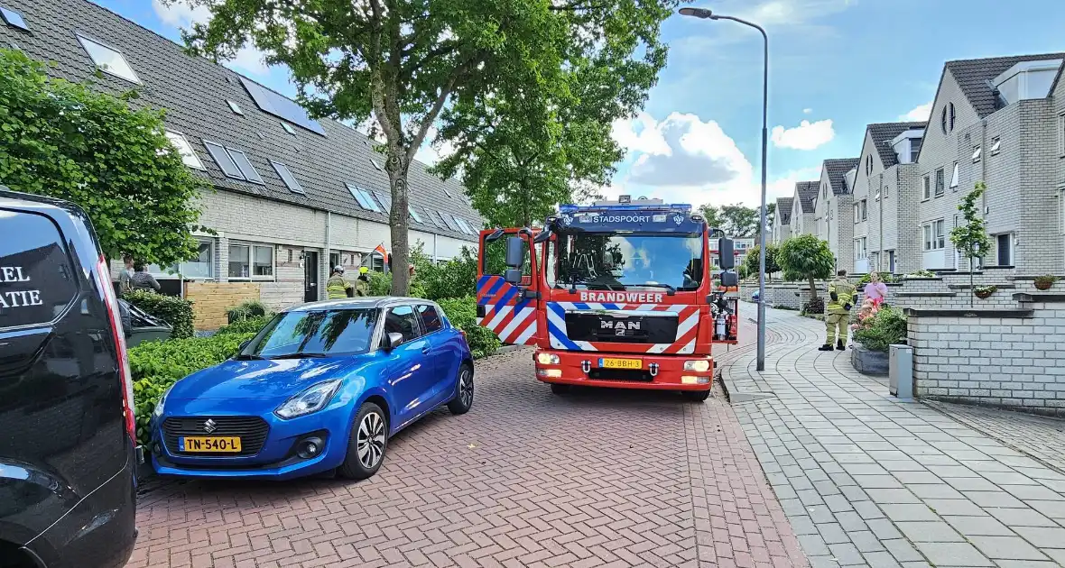 Brandweer zaagt afgewaaide tak in stukken - Foto 1