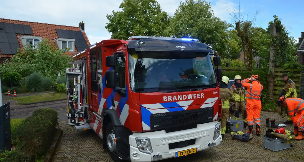 Omgewaaide boom valt tegen woning