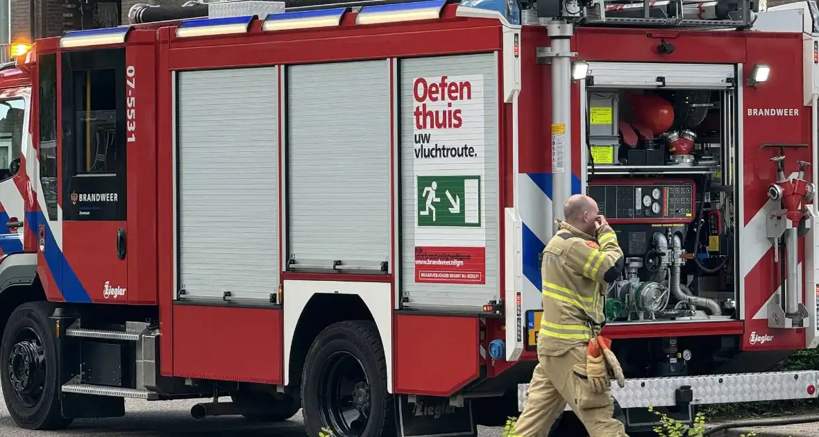 Brandweer verricht metingen bij gaslucht - Foto 1